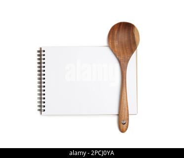 Libro di ricette vuoto e cucchiaio di legno su sfondo bianco, vista dall'alto. Spazio per il testo Foto Stock