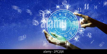 Segni zodiacali astrologici all'interno del cerchio dell'oroscopo. Astrologia, conoscenza delle stelle nel cielo sulla via lattea e sulla luna. Foto Stock