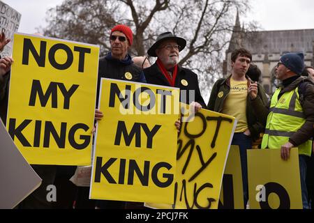 Londra, Inghilterra, Regno Unito. 13th Mar, 2023. 13 marzo 2023, Londra, Inghilterra, Regno Unito: I manifestanti hanno il cartello 'Not My King'. I manifestanti anti anti-monarchia circondano l'Abbazia di Westminster prima dell'arrivo dei reali il giorno del Commonwealth, a Londra. (Credit Image: © Thomas Krych/ZUMA Press Wire) SOLO PER USO EDITORIALE! Non per USO commerciale! Foto Stock