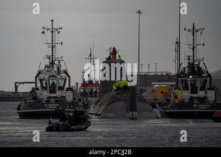 HMS Anson (S123) parte da BAE Systems a Barrow-in-Furness (Inghilterra) durante il suo primo viaggio a Faslane, Scozia. Foto Stock