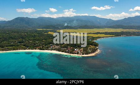 Paesaggio tropicale con una bella spiaggia in acqua blu. Pagudpud, Ilocos Norte, Filippine. Foto Stock