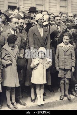 1932 , aprile , BRUXELLES , Belgio : la Regina ASTRID del BELGIO (principessa di Svezia , 1905 - 1935 ), sposò il re LEOPOLDO III di Belga SAXE COBURG GOTHA ( 1901 - 1983 ), con la figlia JOSEPHINE-CHARLOTTE (11 ottobre 1927 - 10 gennaio 2005) futura Granduchessa di LUSSEMBURGO, sposata nel 1953 con il Principe Jean di Nassau Principe di Borbone-Parma Granduca di Lussemburgo. In questa foto durante una parata militare voleva vedere il principe Leopold con i soldati del calvario radunarsi nella folla di persone normali e bambini . Foto di G. Van Parys , Bruxelles - Casa DI BRABANT Foto Stock