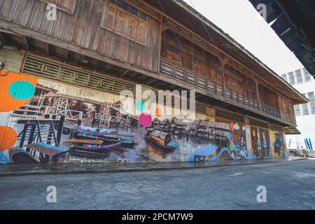 Suphan Buri, Thailandia - 11 dicembre 2022: Graffiti colorati sul muro del vecchio mercato di Samchuk, provincia di Suphan Buri, Thailandia. Foto Stock