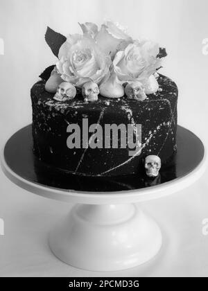 torta glassata con airbrush nero di compleanno dipinta, due vere rose in argento spruzzato e toppa al cioccolato commestibile e pennellate in argento Foto Stock