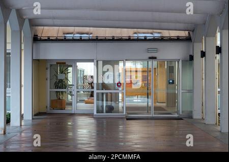 PRODUZIONE - 17 febbraio 2023, Baviera, Bischofsgrün: Zona d'ingresso del Höhenklinik, clinica dell'assicurazione tedesca delle pensioni della Baviera settentrionale. La tedesca assicurazione pensione (DRV) vuole trasformare due cliniche di riabilitazione in una in alta Franconia: Nuovi edifici saranno costruiti a Bayreuth, e il Höhenklinik a Bischofsgrün chiuderà al suo posto. (A dpa: Due diventano uno: assicurazione pensione piani chiusura clinica) Foto: Daniel Vogl/dpa Foto Stock