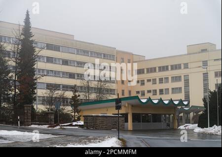 PRODUZIONE - 17 febbraio 2023, Baviera, Bischofsgrün: Vista esterna del Höhenklinik, clinica dell'assicurazione tedesca delle pensioni della Baviera settentrionale. La tedesca assicurazione pensione (DRV) vuole trasformare due cliniche di riabilitazione in una in alta Franconia: Nuovi edifici saranno costruiti a Bayreuth, e il Höhenklinik a Bischofsgrün chiuderà al suo posto. (A dpa: Due diventano uno: assicurazione pensione piani chiusura clinica) Foto: Daniel Vogl/dpa Foto Stock