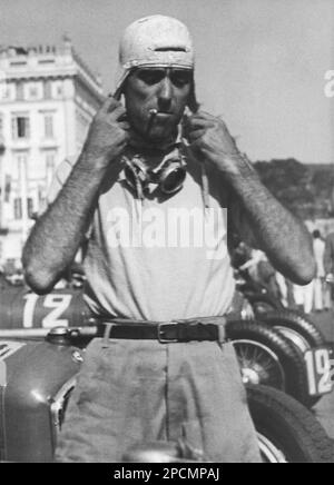 1933 ca, ITALIA : leggendario pilota italiano di moto e racconti TAZIO NUVOLARI ( 1892 - 1953 ) - SPORT - AUTOMOBILISMO - gara automolistica - AUTOMOBILE - corsa - AUTO - AUTO - STORIA FOTO - STORICA STORICHE - Millemiglia - automobilismo - automobile - cappello - cappello - cappello - cappello - cappello - -- Archivio GBB Foto Stock