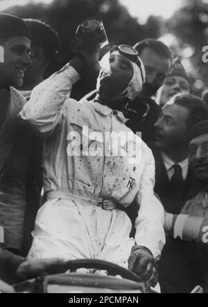 1933 ca, ITALIA : leggendario pilota italiano di moto e da corsa TAZIO NUVOLARI ( 1892 - 1953 ) - SPORT - AUTOMOBILISMO - gara automobilistica - AUTOMOBILE - corsa - AUTO - AUTO - STORIA FOTO - STORICA STORICHE - Millemiglia - automobilismo - automobile - cappello - cappello - bottiglia d'acqua minerale - bottiglia d'acqua minerale - sete - assetato - - ALFA ROMEO - tuta da pilota ---- Archivio GBB Foto Stock