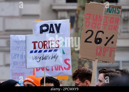 Londra, Regno Unito. 13th marzo, 2023. Più di un migliaio di medici in formazione che colpiscono, protestano a Whitehall in quanto nel 40.000 si votava per un'azione industriale in Inghilterra, per quanto riguarda le retribuzioni e le condizioni di lavoro. La passeggiata è fissata per durare 72 ore. Credit: Undicesima ora di Fotografia/Alamy Live News Foto Stock