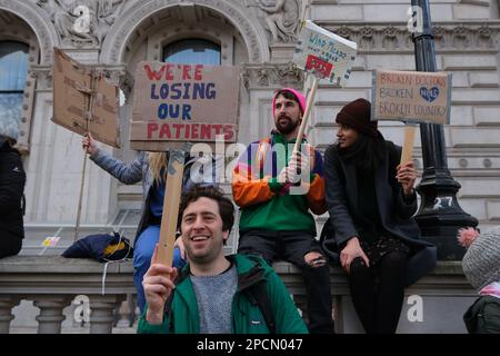 Londra, Regno Unito. 13th marzo, 2023. Più di un migliaio di medici in formazione che colpiscono, protestano a Whitehall in quanto nel 40.000 si votava per un'azione industriale in Inghilterra, per quanto riguarda le retribuzioni e le condizioni di lavoro. La passeggiata è fissata per durare 72 ore. Credit: Undicesima ora di Fotografia/Alamy Live News Foto Stock