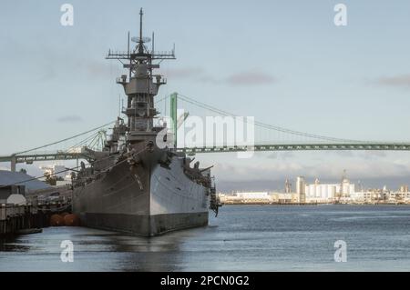La nave da battaglia d'epoca USS Iowa è attraccata. Il Vincent Thomas Bridge è sullo sfondo. Foto Stock