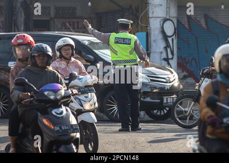 Canggu, Bali, Indonesia - 14 marzo 2023: Ufficiale di polizia che dirige il traffico per le strade di Canggu, Bali, Indonesia. Foto Stock