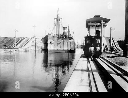 PANAMA : Panama Canal Construction, 1908 ca , Miraflores Lock - GEOGRAFIA - GEOGRAFIA - FOTO STORICHE - STORIA - STORICO - CANALE DI PANAMA - CENTRO AMERICA --- Archivio GBB Foto Stock