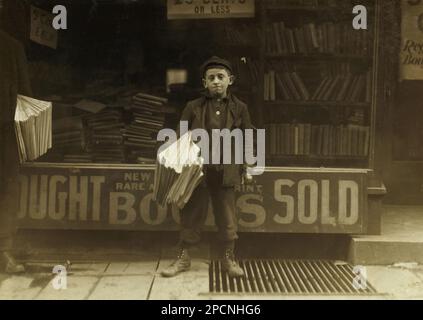 1909 , marzo, New Haven, Connecticut , USA : 12 anni, Hyman Alpert, vende tre anni. Trascorre serate al Boys Club . - NEWSBOYS DI LEWIS HINE ( 1874 - 1940 ) - - BAMBINI -- LAVORI - BAMBINO - OPERAI BAMBINI - FABBRICA - INFANZIA - INFANZIA - LAVORO MINORILE - LAVORO - LAVORO - LAVORATORE - OPERAIO - CLASSE OPERAIA LAVORATRICE - WORKING CLASS - OPERAI - LAVORATORI - LAVORO - STATI UNITI D'AMERICA - FOTO STORICHE - STORIA - RITRATTO - RITRATTO - TEMPI MODERNI - MODERN TIMES - CAPPELLO - CAPPELLO - TURNO DI LAVORO - GIORNALAIO - GIORNALAI - STRILLLLLONI - VENDITO Foto Stock