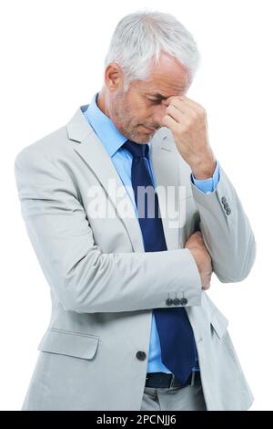 Lo sforzo di lavoro sta ottenendo a lui....Un uomo d'affari maturo che tiene la sua fronte contro uno sfondo bianco. Foto Stock