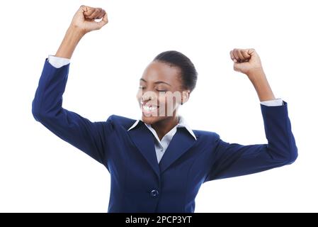 Grande successo aziendale. una giovane donna d'affari afroamericana che festeggia con le braccia sollevate nell'aria. Foto Stock