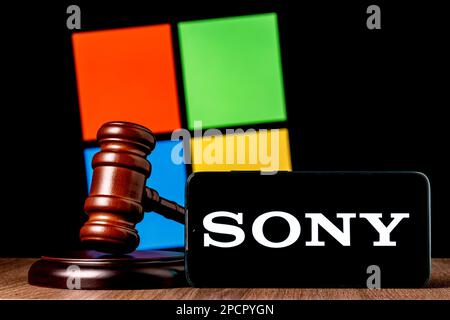 Gavel e smartphone con logo SONY sullo schermo sul tavolo sullo sfondo del logo aziendale Microsoft. Il concetto di prova tra Sony e Microsoft. Foto Stock