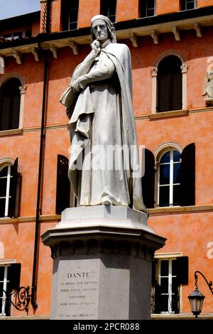 Statua di Dante in Piazza dei Signori a Verona Foto Stock