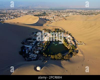 Una vista drone della Huacachina in un deserto in una giornata di sole in Perù Foto Stock