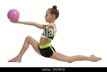 Ragazza piccola cute con la sfera che fa l'esercitazione ginnastica su sfondo bianco Foto Stock