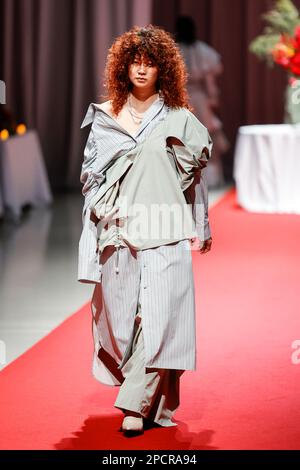 Tokyo, Giappone. 14th Mar, 2023. Un modello che indossa il marchio di moda Seivson cammina lungo la pista durante la Rakuten Fashion Week TOKYO 2023 Autunno/Inverno Collezione a Shibuya Hikarie. La settimana della moda si svolge dal 13 al 18 marzo. (Credit Image: © Rodrigo Reyes Marin/ZUMA Press Wire) SOLO PER USO EDITORIALE! Non per USO commerciale! Credit: ZUMA Press, Inc./Alamy Live News Foto Stock