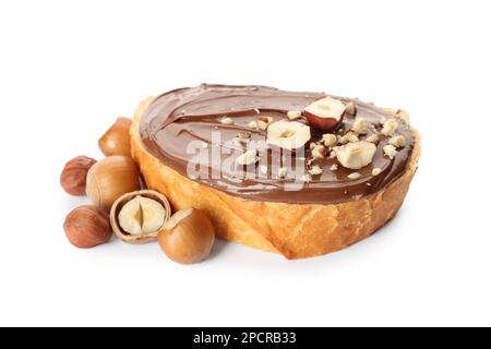 Pane con gustoso cioccolato spalmato e nocciole su fondo bianco Foto Stock