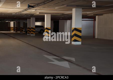 Parcheggio in garage con auto e slot machine Foto Stock