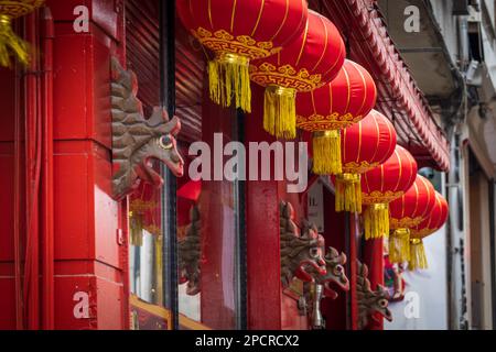 Lanterne cinesi appese al negozio Foto Stock