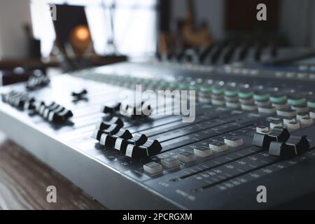 Console di mixaggio professionale sul tavolo in studio radio, primo piano Foto Stock