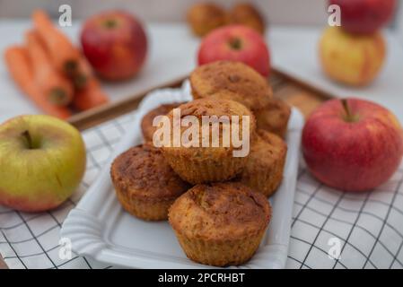 muffin alla carota di mele fatti in casa su un tavolo Foto Stock