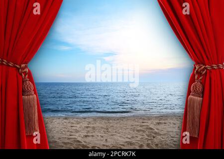 Aprite eleganti tende rosse anteriori e pittoresche vedute del mare sullo sfondo Foto Stock