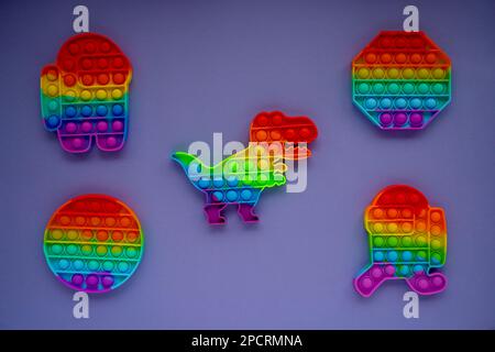 collezione pop it, giocattoli per bambini. Molto Peri sfondo. Giacitura piatta, spazio di copia. Foto Stock