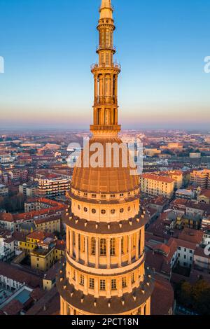 Veduta aerea della cupola di Antonelli e della Basilica di San Gaudenzio, al tramonto d'inverno. Novara, Piemonte, Italia. Foto Stock