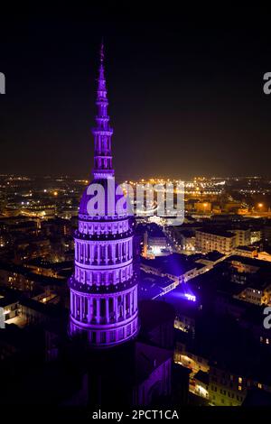 Veduta aerea della cupola di Antonelli e della Basilica di San Gaudenzio, di notte in inverno. Novara, Piemonte, Italia. Foto Stock