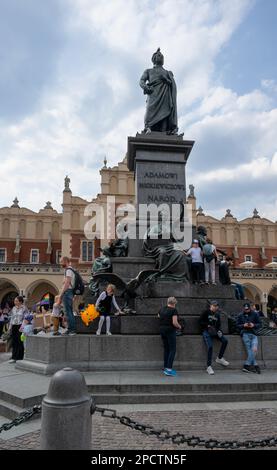 Vista del Monumento ad Adam Mickiewicz, uno dei monumenti in bronzo più conosciuti nella piazza principale del mercato, Cracovia, Polonia. Foto Stock