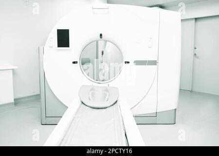 Scanner TC moderno. La macchina MRI è pronta per la ricerca nel reparto ospedaliero. Foto Stock