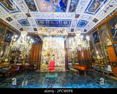 Salone del Baldacchino nel palazzo barocco Filangeri-Cutò noto anche come Palazzo Mirto - Palermo, Sicilia, Italia Foto Stock