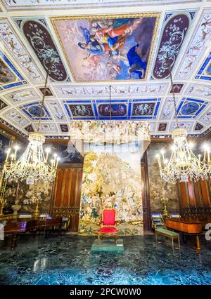 Salone del Baldacchino nel palazzo barocco Filangeri-Cutò noto anche come Palazzo Mirto - Palermo, Sicilia, Italia Foto Stock