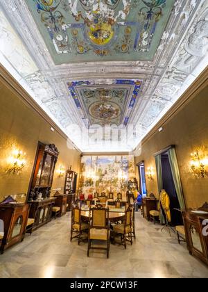 Sala da pranzo nel palazzo barocco Filangeri-Cutò, noto anche come Palazzo Mirto - Palermo, Sicilia, Italia Foto Stock