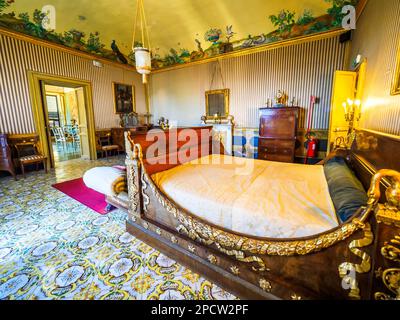 Camera da letto in stile Impero nel palazzo barocco Filangeri-Cutò noto anche come Palazzo Mirto - Palermo, Sicilia, Italia Foto Stock