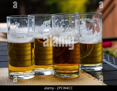 Bicchieri di birra fredda e gustosa Foto Stock