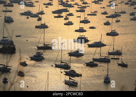 Migliaia di yachts sul rifugio del tifone nel sobborgo di Hong Kong, Sai Kung Foto Stock