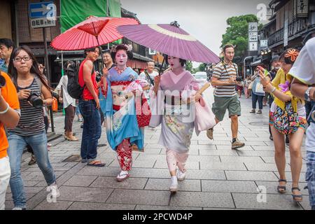 La Geisha e 'maiko' (geisha apprendista) in Hanamikoji dori street.Geisha il quartiere di Gion.Kyoto. Kansai, Giappone. Foto Stock