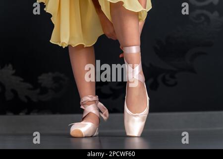 scarpe da ballo ai piedi di una ballerina. primo piano Foto Stock