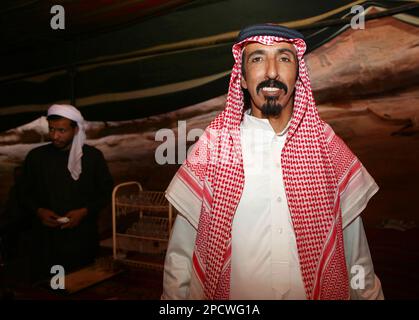 Un beduino in Wadi Rum Giordania Foto Stock