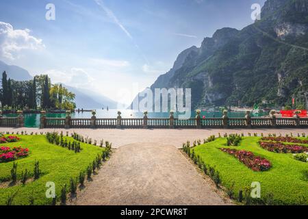 Giardini di un parco pubblico e terrazza sul Lago di Garda. Riva del Garda, Trentino, Italia, Europa. Foto Stock