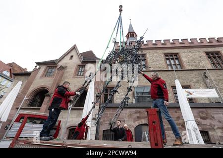 14 marzo 2023, bassa Sassonia, Göttingen: Gli scalpellini collocano la tettoia della fontana di Gänseliesel su un rimorchio di trasporto. Il punto di riferimento della città universitaria è attualmente in fase di ristrutturazione. Foto: Swen Pförtner/dpa Foto Stock