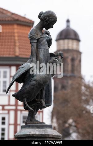 14 marzo 2023, bassa Sassonia, Göttingen: La figura della fontana di Gänseliesel si erge senza un baldacchino di fronte alla torre di San Jacobi Chiesa. Il punto di riferimento della città universitaria è attualmente in fase di ristrutturazione. Foto: Swen Pförtner/dpa Foto Stock