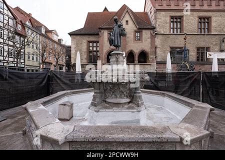 14 marzo 2023, bassa Sassonia, Göttingen: Vista della fontana di Gänseliesel chiusa sulla piazza del mercato di fronte al vecchio Municipio. Il punto di riferimento della città universitaria è attualmente in fase di ristrutturazione. Foto: Swen Pförtner/dpa Foto Stock