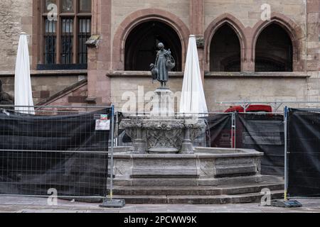 14 marzo 2023, bassa Sassonia, Göttingen: Vista della fontana di Gänseliesel chiusa di fronte al municipio. Il punto di riferimento della città universitaria è attualmente in fase di ristrutturazione. Foto: Swen Pförtner/dpa Foto Stock